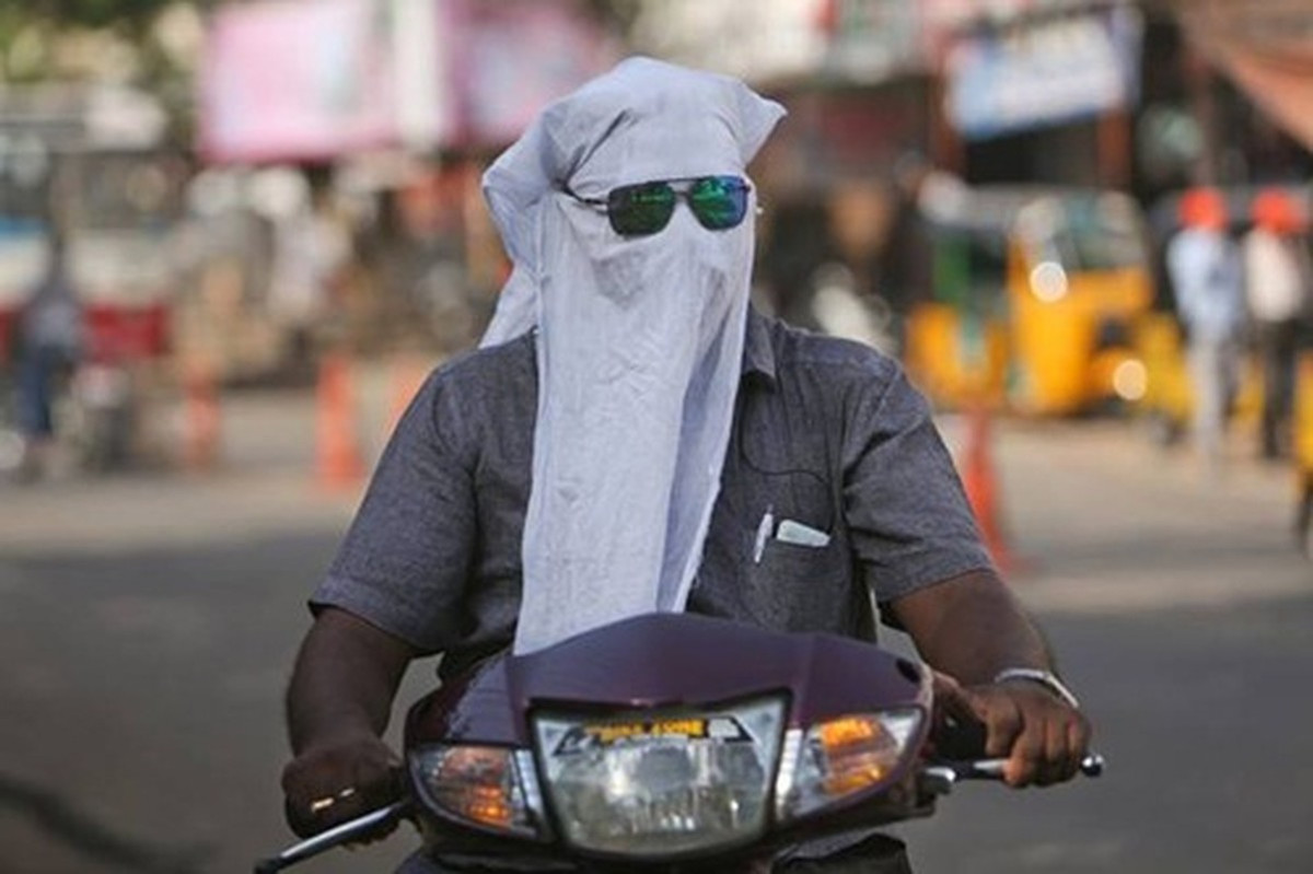 Nhiều người không khỏi bật cười trước thời trang chống nắng kì lạ của anh chàng này, che kín hết mặt như 2 cánh tay lại để trần.