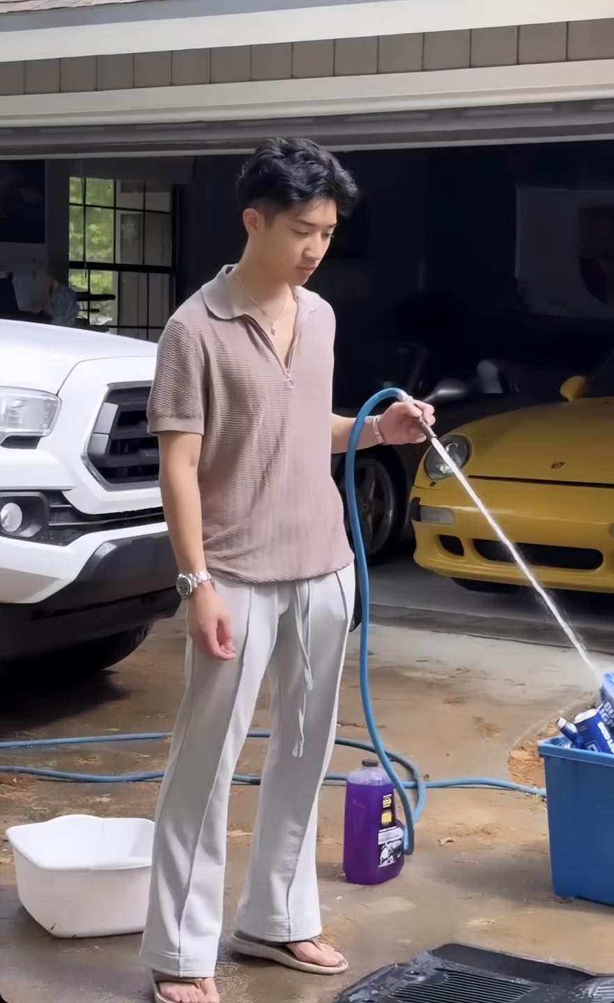 Mới đây, trên trang cá nhân, cựu vận động viên thể dục dụng cụ đã đăng tải những hình ảnh "khoe" dàn siêu xe nhà bạn trai. Cả 2 cùng nhau vui vẻ cùng nhau rửa dàn xe đắt tiền.