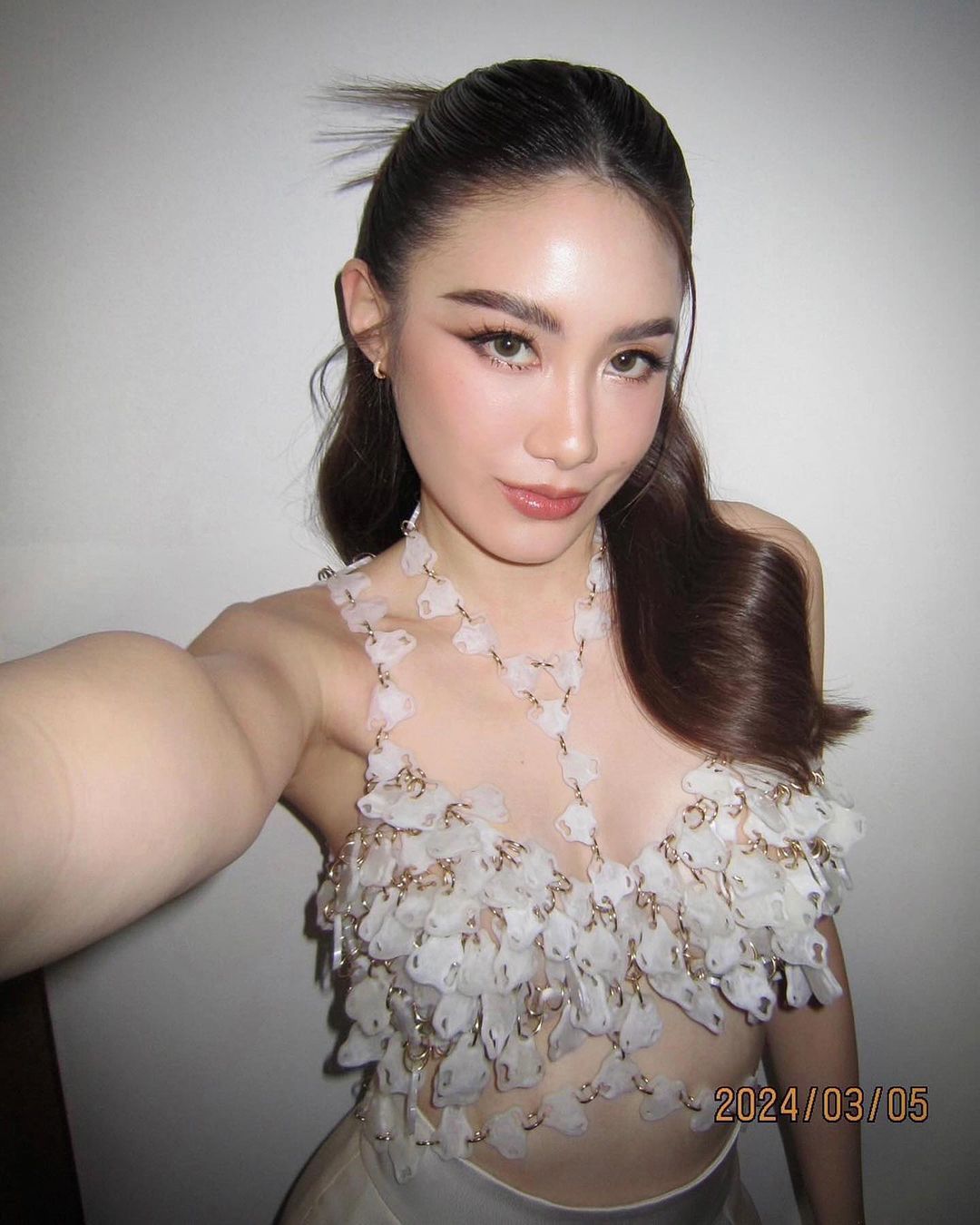 Mỹ nhân sinh năm 1997 này có cả bố và mẹ đều là người Việt Nam. Người đẹp gốc Việt được đánh giá cao về gu thời trang hiện đại, thanh lịch.