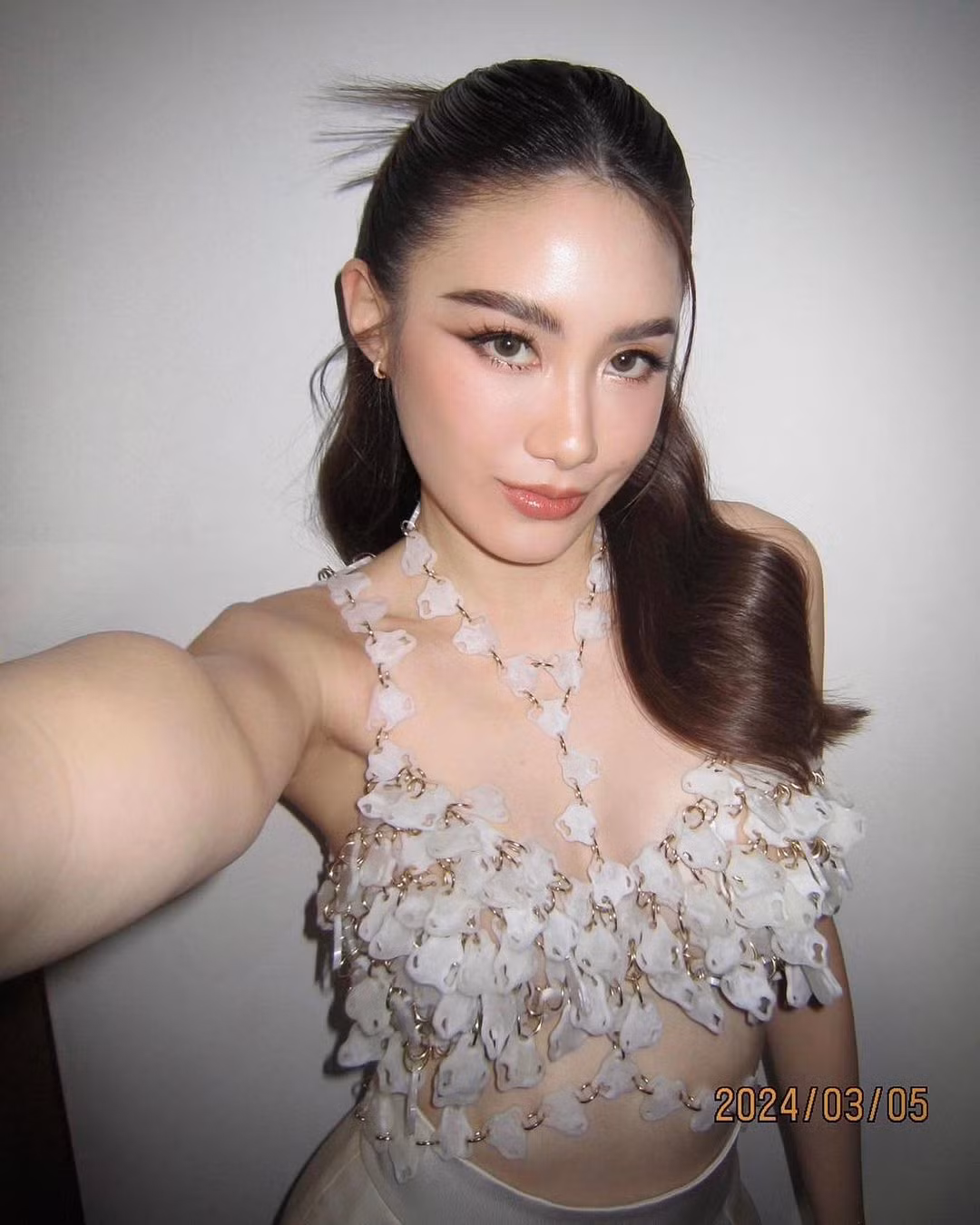 Mỹ nhân sinh năm 1997 này có cả bố và mẹ đều là người Việt Nam. Người đẹp gốc Việt được đánh giá cao về gu thời trang hiện đại, thanh lịch.