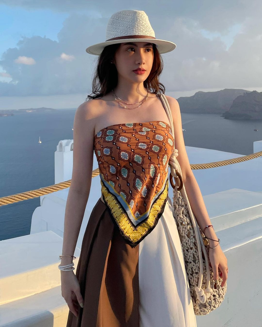 Trong các chuyến du lịch, Chichi ưu tiên phối hợp nhiều loại trang phục khác nhau, tạo sự tương phản lạ mắt