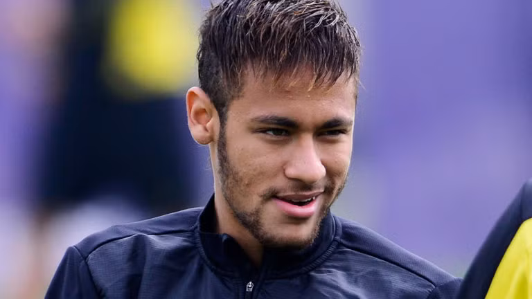  Neymar (Barcelona – 17,6 triệu USD): Từng có tin đồn Barcelona phải bỏ 124 triệu USD để chiêu mộ Neymar ở kỳ chuyển nhượng hè 2013. Ngoài mức phí chuyển nhượng khó tin trên, đội chủ sân Nou Camp còn phải trả cho thần đồng người Brazil khoản lương/thưởng 17,6 triệu USD/năm. Dẫu chỉ xếp thứ 10 về lương nhưng Neymar lại là một trong những ngôi sao kiếm tiền giỏi nhất nhờ những bản hợp đồng quảng cáo với Nike, Castrol, Panasonic, L’Oreal hay Volkswagen.