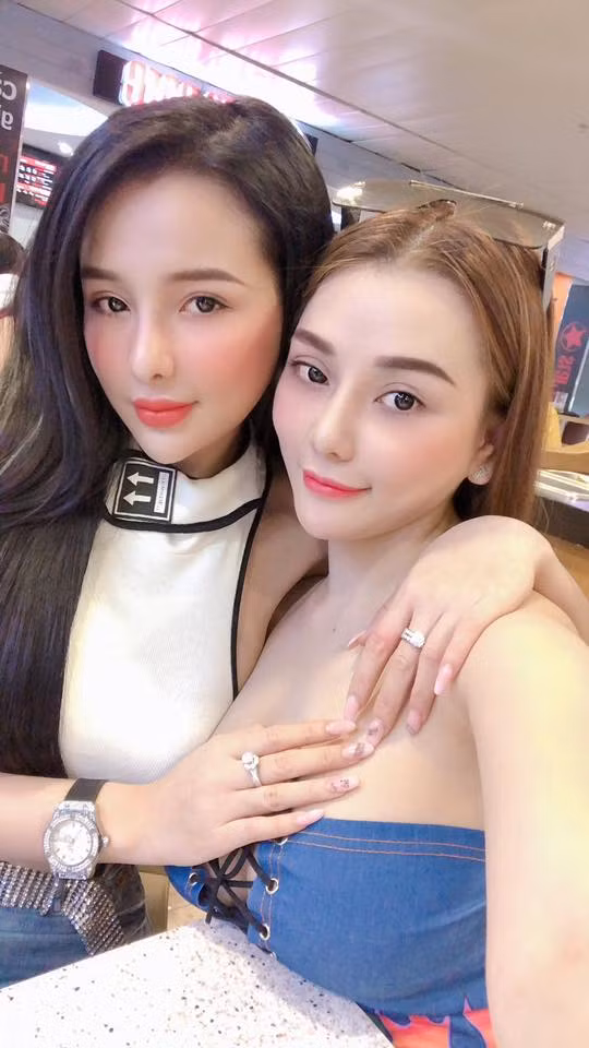 Thế nhưng, sau nhiều xích mích, Ngân 98 và Mon 2K tuyên bố từ mặt nhau trên mạng xã hội. Trong khi Mon tố bạn thân vô ơn, chảnh thì Ngân 98 lại cho biết không nên nghe câu chuyện từ một phía, cô đang bị đặt điều, nói xấu.