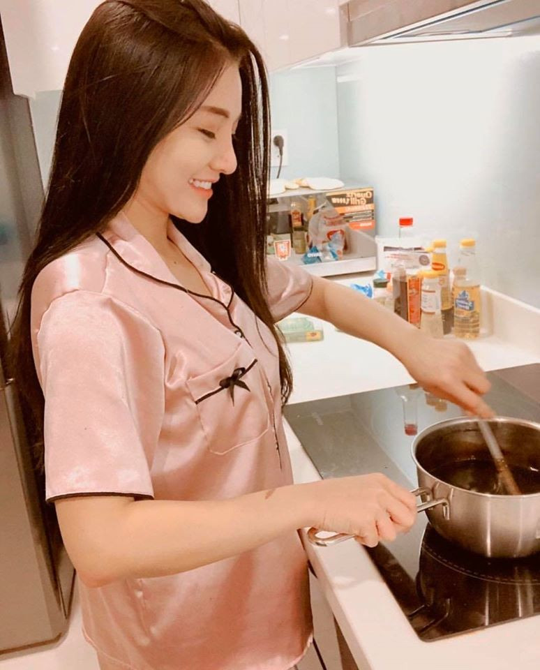 Cũng giống như hot girl Bình Định, khuôn mặt xinh đẹp mà Mon 2K có được là nhờ can thiệp thẩm mỹ.