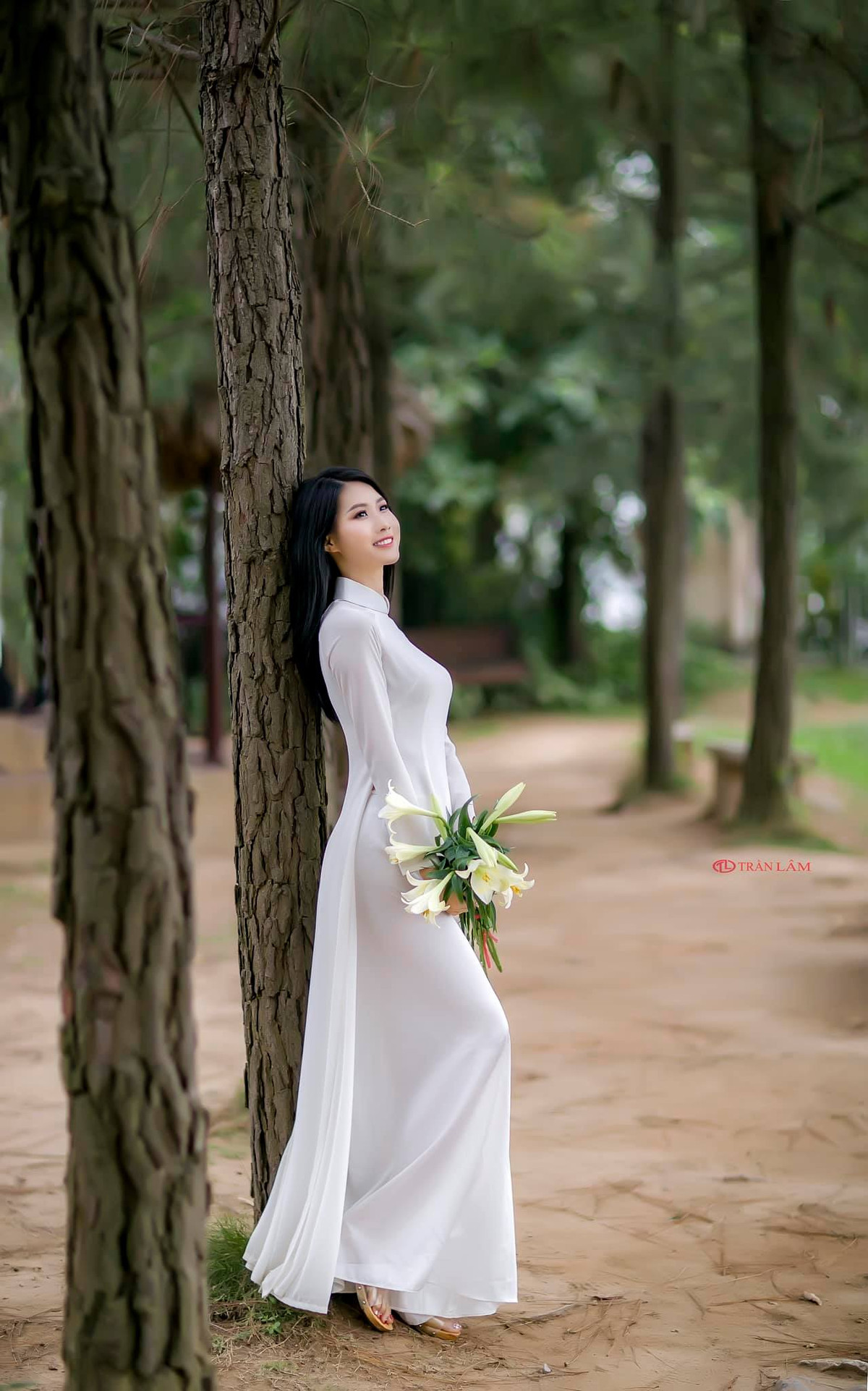 Người đẹp có mối quan hệ khá thân thiết với "cô chủ tiệm nail" Huyền My, người trước đó dính tin đồn hẹn hò với cầu thủ Quang Hải và mới đây là Trọng Đại.