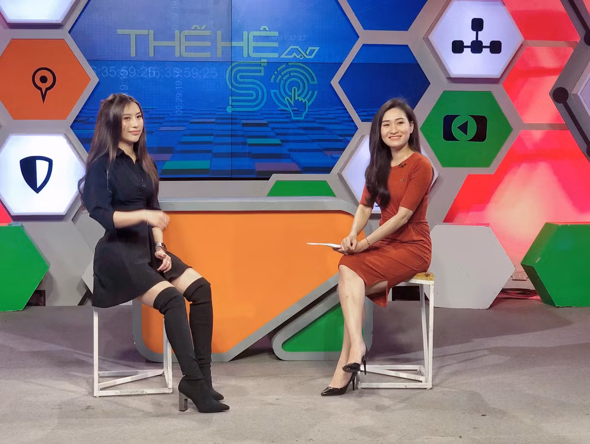 Hơn nữa, cô nàng cũng đắt show tư vấn trên truyền hình và quảng cáo sản phẩm.