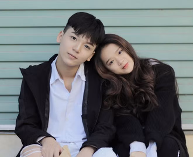 Cậu nhóc 10x Long Bi giờ đã trở thành một thanh niên trưởng thành hơn rất nhiều. Khác với hình tượng hot teen với những điệu hát nhép dễ thương, đáng yêu thì bây giờ, Long Bi lại trau chuốt bề ngoài giống với một người đàn ông thực thụ, không khác gì soái ca.