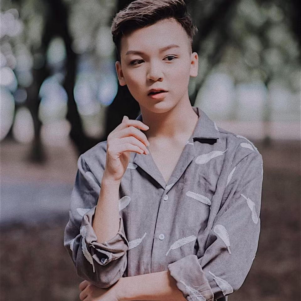 Sự thay đổi diện mạo đã làm dấy lên nghi ngờ rằng Long Bi là kết quả của can thiệp dao kéo hay là sử dụng các app chỉnh ảnh.