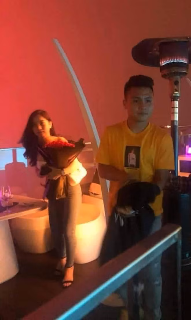 Ngày 8/3 vừa qua, người hâm mộ còn phát hiện cặp đôi ăn tối tại một nhà hàng sang trọng ở Hà Nội. Nhật Lê được Quang Hải dành tặng đoá hoa hồng đỏ thắm cùng với lời chúc ngọt như mật: "Chúc em tất cả".