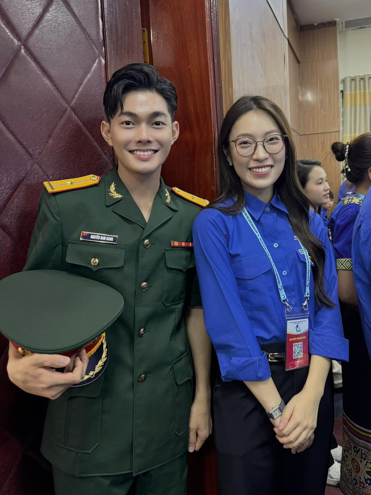 Sự xuất hiện của những cái tên tiêu biểu như Khánh Vy, Quang Linh đã khiến rất nhiều người chú ý. Đặc biệt, cậu thanh niên trong màu áo xanh quân đội chụp ảnh cùng Khánh Vy và Quang Linh đã thu hút sự quan tâm vì sự điển trai của mình.