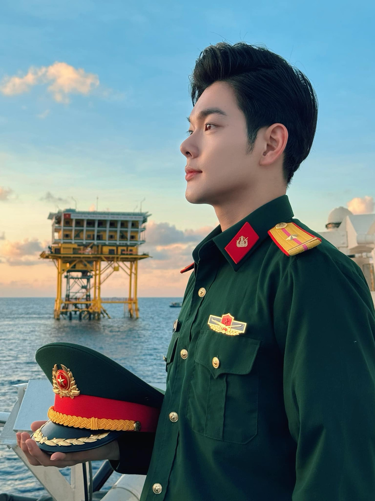 Chàng trai sở hữu khuôn mặt góc cạnh, ngoại hình đẹp, đặc biệt là giọng hát trầm, ấm, lôi cuốn khán thính giả.