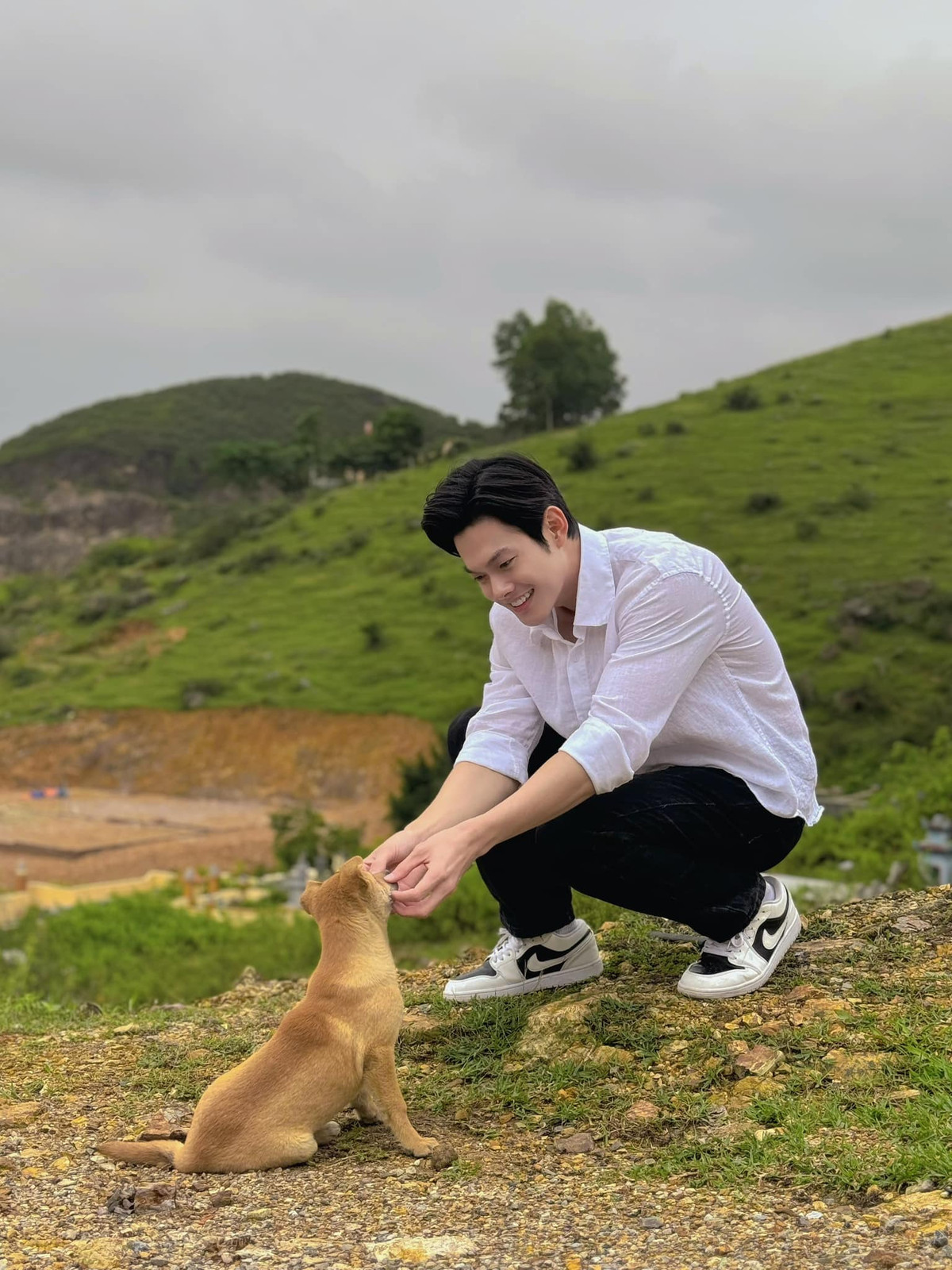 Ngoài đời, Nam Giang có gu ăn mặc trẻ trung, năng động.