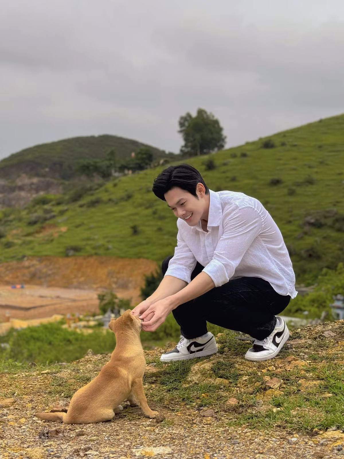 Ngoài đời, Nam Giang có gu ăn mặc trẻ trung, năng động.