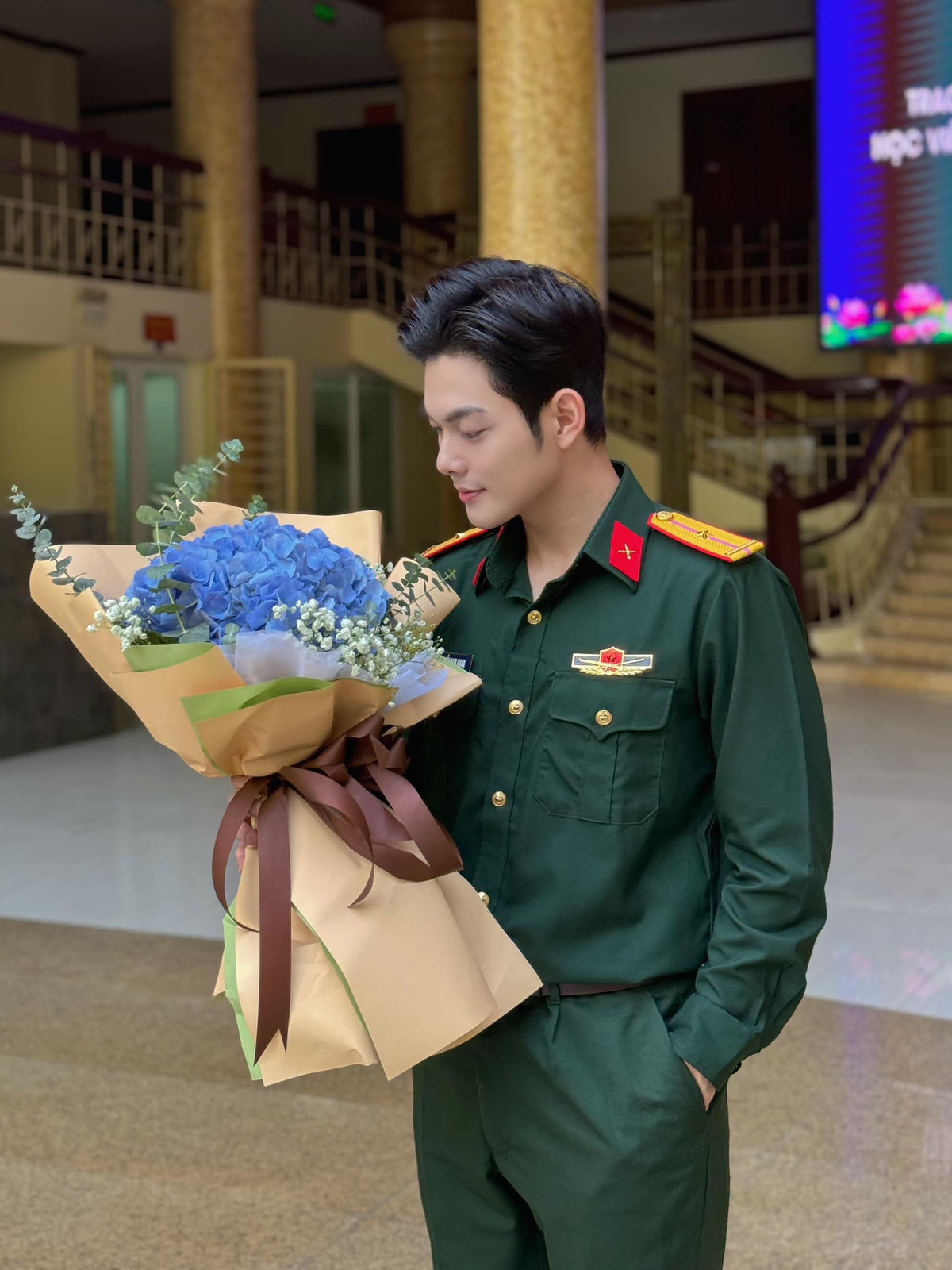 Sinh ra trong một gia đình nông dân nhưng tài năng ca hát của Nam Giang sớm được phát hiện và bồi dưỡng. Với Giang, được hát không chỉ là thực hiện ước mơ của em mà viết tiếp ước mơ giang dở của bố mẹ.