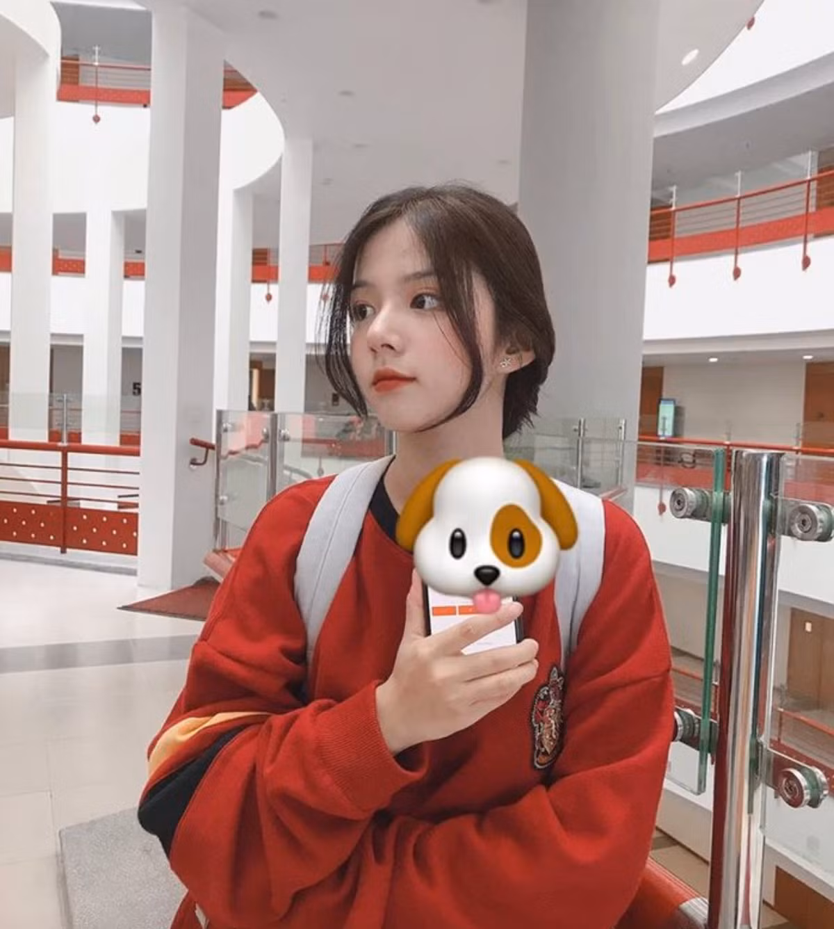 Hiện tại, Hằng sở hữu nhan sắc xuất sắc với đôi mắt to tròn, khuôn mặt gọn gàng, sống mũi cao và đặc biệt là gu thời trang cực kỳ bắt mắt. Nhờ ngoại hình của mình, hot girl từng được một số trang báo nước ngoài như Star Entertainment hay Now News đặt cho biệt danh "nữ thần thế hệ mới".