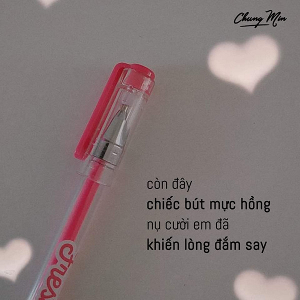 Nói là làm, Chung Min lựa chọn những món đồ dùng học tập gần gũi với học sinh để làm cảm hứng sáng tạo văn thơ.