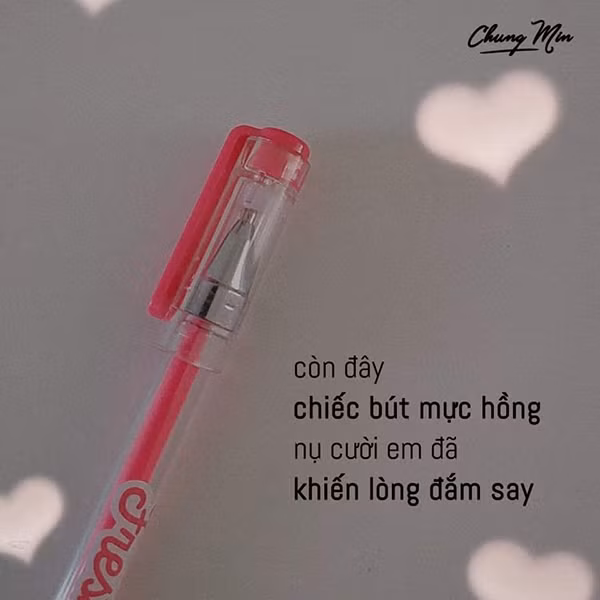 Nói là làm, Chung Min lựa chọn những món đồ dùng học tập gần gũi với học sinh để làm cảm hứng sáng tạo văn thơ.