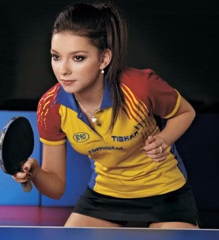 Năm nay 20 tuổi, Bernadette được biết đến là một VĐV bóng bàn chuyên nghiệp đã thi đấu nhiều giải lớn cho đội tuyển bóng bàn Romania.