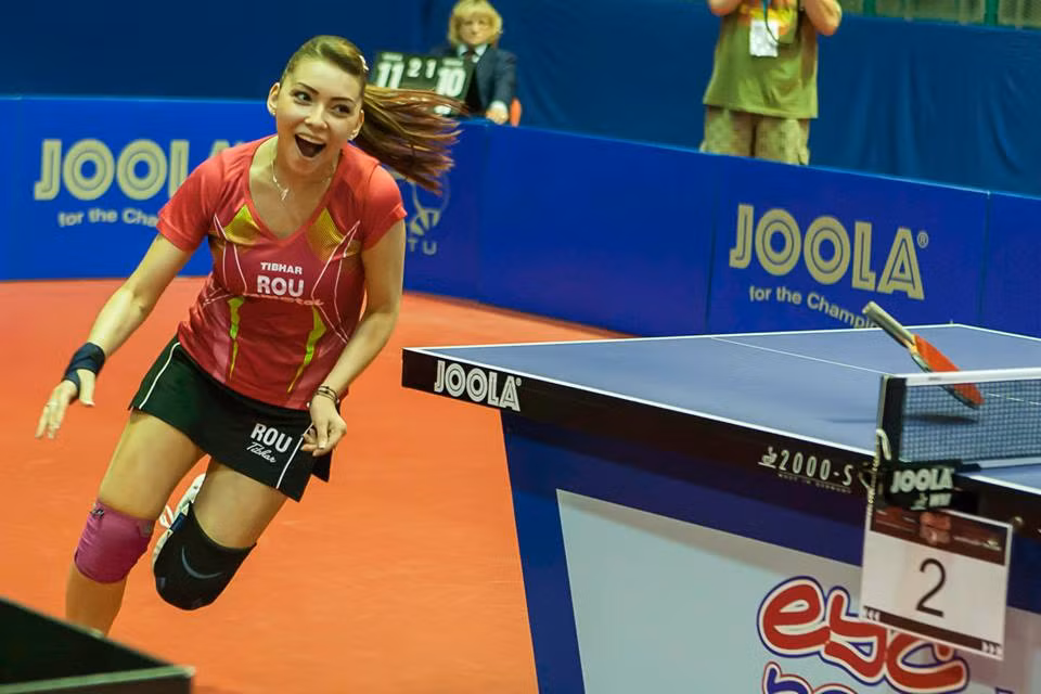 Bernadette sinh trưởng trong một gia đình có truyền thống chơi bóng bàn. Bố cô là ông Jonos Szocs cũng từng là VĐV bóng bàn. Bernadette có một anh trai tên là Hunor cũng đang là thành viên của đội tuyển bóng bàn quốc gia Romania.