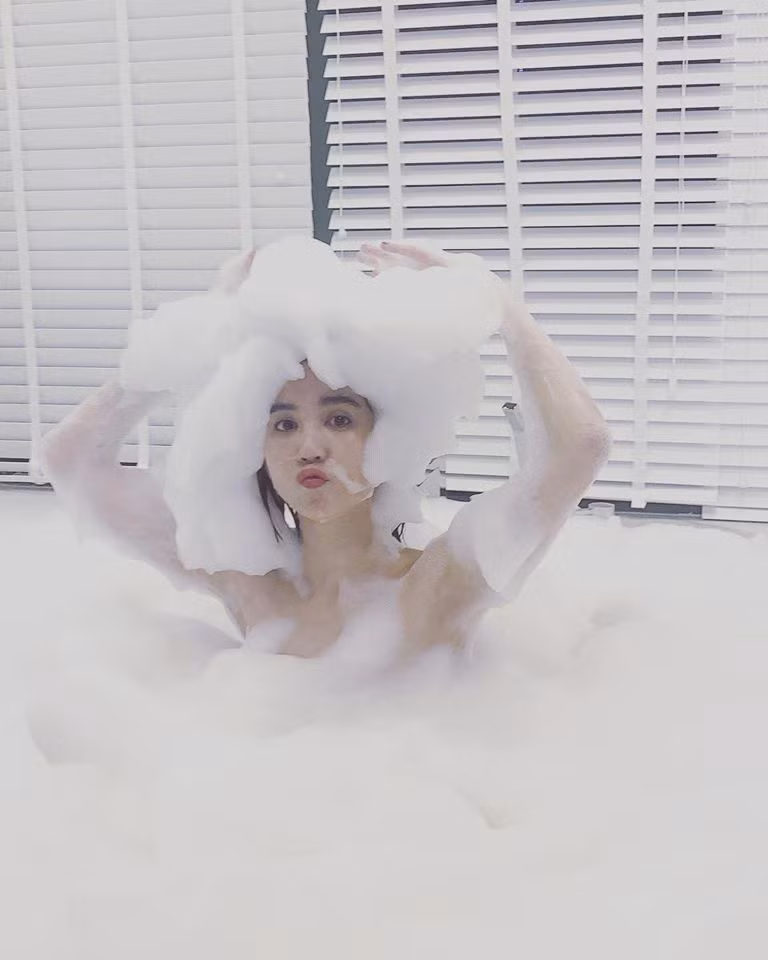 "Mặt xinh, eo đẹp nhưng chịu khó ăn uống, mập lên chút nữa mới được. Chứ nhìn yếu rớt thế này thì không được, nhiều người mẫu nóng bỏng hơn nhiều", "Xem clip thấy Ngọc Trinh ăn nhiều lắm mà sao nhìn gầy phát sợ vậy" - Dân mạng bình luận.