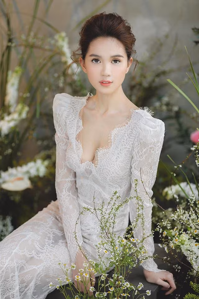 Ba vòng hoàn hảo cùng chiều cao nổi trội, từ lâu, Ngọc Trinh đã được gắn liền với danh xưng "nữ hoàng nội y".