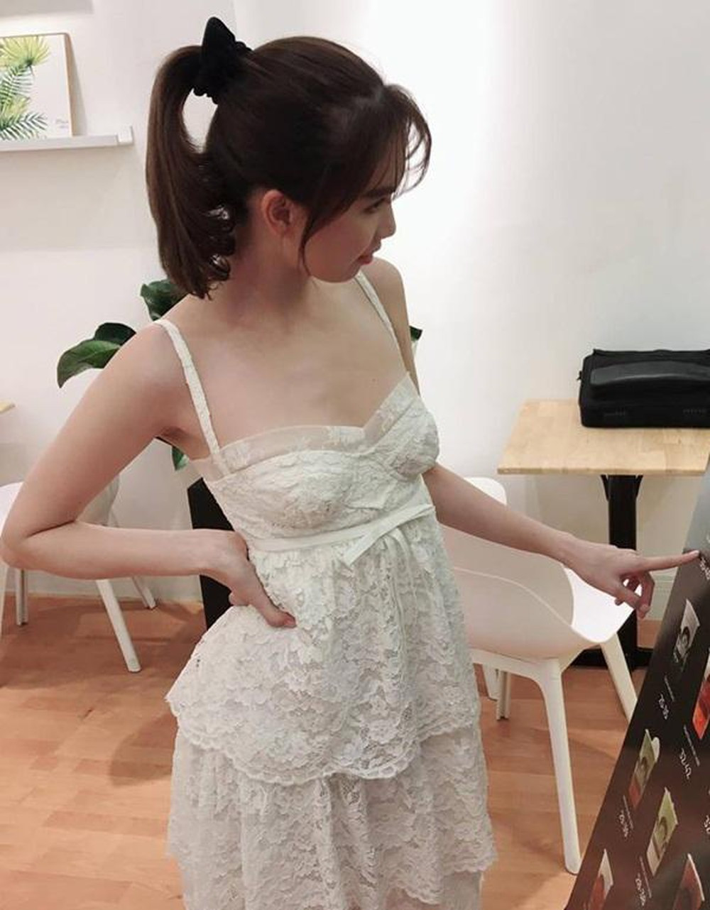 Trước đó, người mẫu Ngọc Trinh cũng từng lộ những khoảnh khắc lộ phần ngực phẳng lì như chưa dậy thì. Đã thế, cô nàng lại thường xuyên diện các bộ cánh trễ nải.