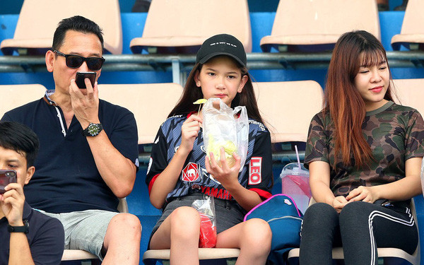 Kể từ khi Văn Lâm sang Thái Lan thi đấu, Yến Xuân thường xuyên sang thăm người yêu. Hồi tháng 8/2019, cô nàng từng xuất hiện trên khán đài cùng với bố và em gái của Đặng Văn Lâm cổ vũ CLB Muangthong United của bạn trai thi đấu.