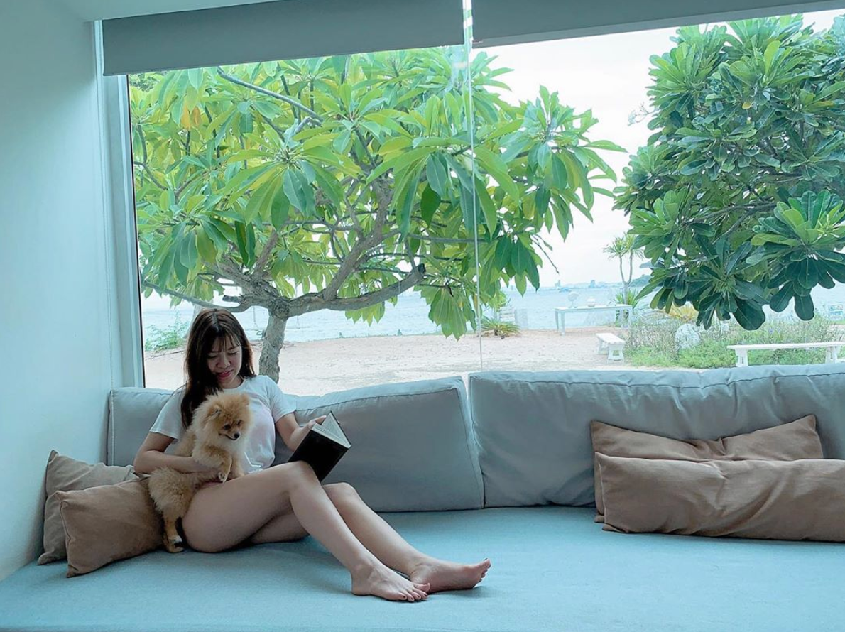 Yến Xuân (SN 1991) được mệnh danh là "hot girl phòng tập" vì sở hữu body cực kỳ nóng bỏng và khuôn mặt xinh đẹp. Cô nàng được biết đến nhiều từ khi hẹn hò với thủ môn Đặng Văn Lâm. Trước đó, Yến Xuân cũng có mối tình chị em với thủ thành Phan Văn Biểu.