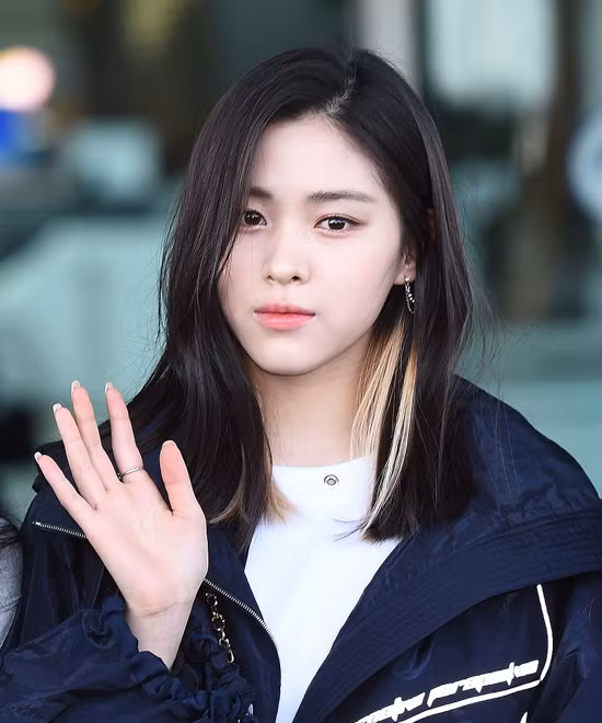 Mỗi khi lên hình, Boki luôn xuất hiện với vẻ ngoài được trang điểm cẩn thận cùng trang phục nữ tính.