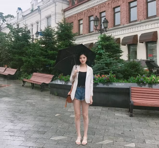 Thân hình của cô thon thả khác hẳn với những nữ Youtuber khác chuyên mukbang đồ ăn.