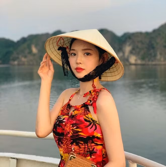 Nữ Youtuber này thường xuyên đi du lịch đến nhiều quốc gia trên thế giới, tháng 10 năm ngoái, cô khoe ảnh đội nón lá, check-in tại Hạ Long nhận được nhiều bình luận khen ngợi từ dân mạng.