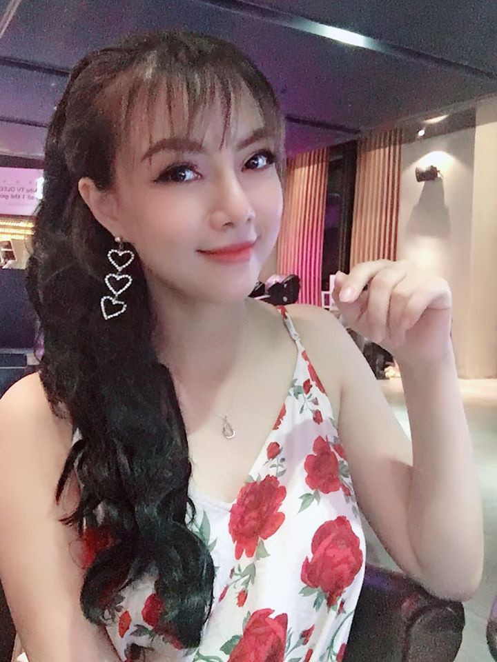 Nữ MC luôn gây ấn tượng với nụ cười thường trực trên môi và phong cách thời trang đa dạng, trẻ trung.