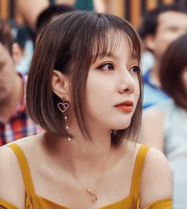 Được biết, mắt của Thu Hương ngày càng mờ, không nhìn rõ khiến nữ MC VTV xinh đẹp phải tạm ngưng công việc cả tháng nay.