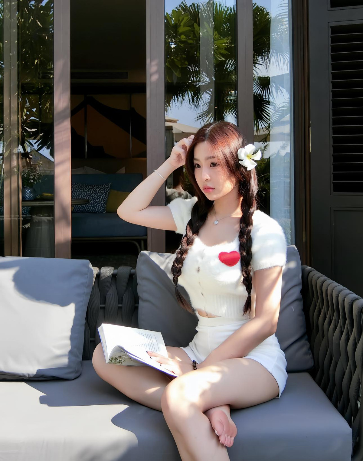 Loạt ảnh mới đây của cô nàng với phong cách cực kỳ nữ tính pha vẻ ngây thơ.