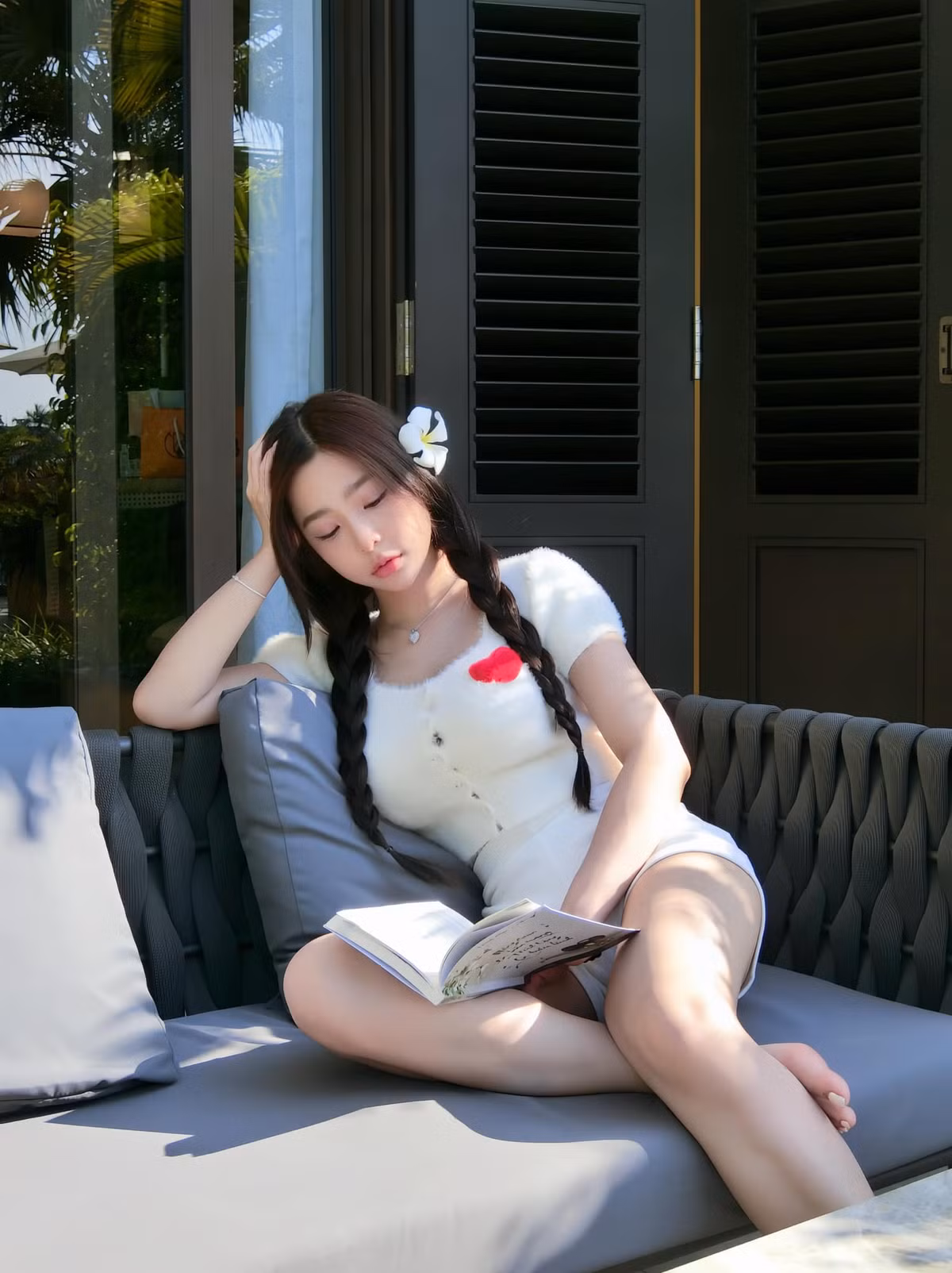 Dù ăn diện kín đáo hay táo bạo, cô nàng đều có thể khoe được vóc dáng chuẩn chỉnh của mình.