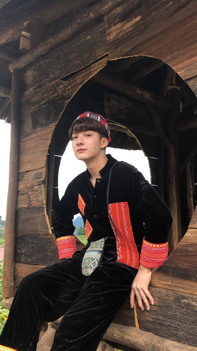 Ảnh hot boy 10x Nguyễn Đức Duy trong chuyến đi Sapa được nhiều diễn đàn trai đẹp chia sẻ rần rần. Cậu bạn sở hữu chiều cao 1m80 và góc mặt nghiêng cực kỳ thần thánh.