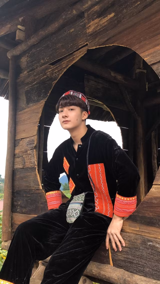 Ảnh hot boy 10x Nguyễn Đức Duy trong chuyến đi Sapa được nhiều diễn đàn trai đẹp chia sẻ rần rần. Cậu bạn sở hữu chiều cao 1m80 và góc mặt nghiêng cực kỳ thần thánh.