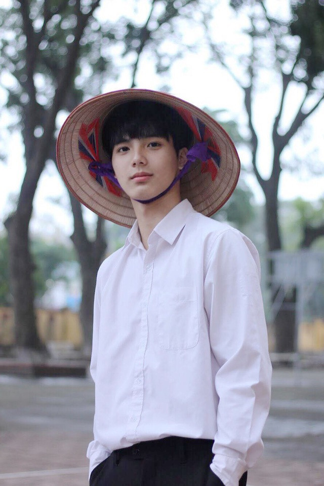 Ngô Đức Sơn hiện đang theo học Đại học Kinh tế - Đại học Quốc gia Hà Nội được chú ý nhờ vẻ ngoài điển trai không kém gì idol Hàn Quốc. Anh thường xuyên được các diễn đàn trai đẹp nhắc tên.