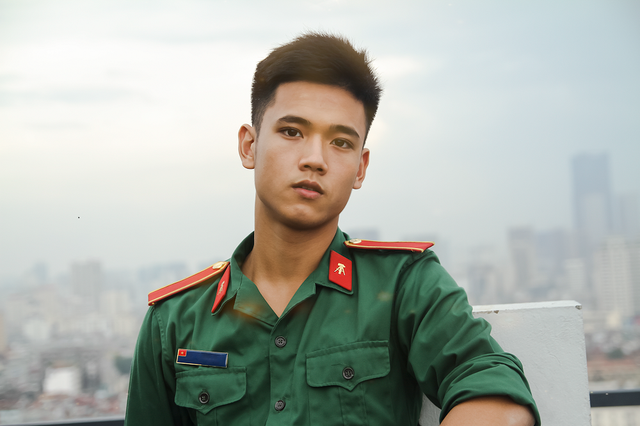 Cũng là "hot boy quân sự" nhưng Nguyễn Văn Hà không sở hữu vẻ thư sinh, thay vào đó là khuôn mặt góc cạnh và nước da rám nắng cực kỳ nam tính. Để sở hữu ngoại hình như hiện tại, hot boy đã từng trải qua hành trình giảm 24kg.
