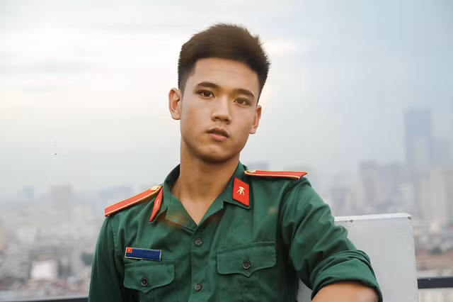 Cũng là "hot boy quân sự" nhưng Nguyễn Văn Hà không sở hữu vẻ thư sinh, thay vào đó là khuôn mặt góc cạnh và nước da rám nắng cực kỳ nam tính. Để sở hữu ngoại hình như hiện tại, hot boy đã từng trải qua hành trình giảm 24kg.