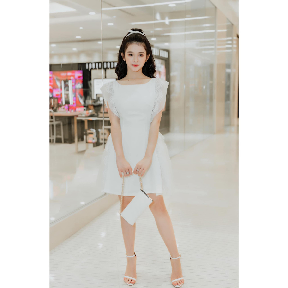 Cùng nổi tiếng ngày ấy có Long Hoàng, Long Bi và Chi Bé nhưng đến thời điểm hiện tại, chỉ có Linh Ka vẫn được nhiều người nhớ đến nhờ nhan sắc nổi bật và chịu khó làm mới hình ảnh.