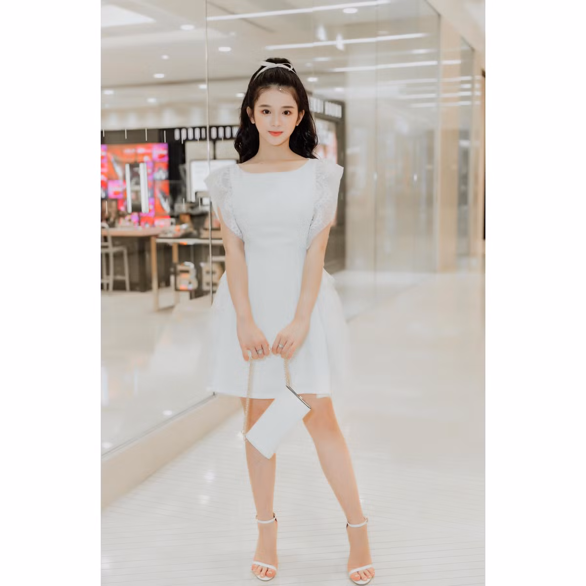 Cùng nổi tiếng ngày ấy có Long Hoàng, Long Bi và Chi Bé nhưng đến thời điểm hiện tại, chỉ có Linh Ka vẫn được nhiều người nhớ đến nhờ nhan sắc nổi bật và chịu khó làm mới hình ảnh.