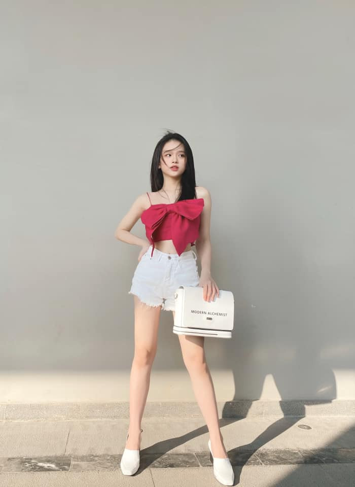 Sở hữu ngoại hình bắt mắt, Linh Ka là hot girl đình đám và được yêu mến trên mạng xã hội.