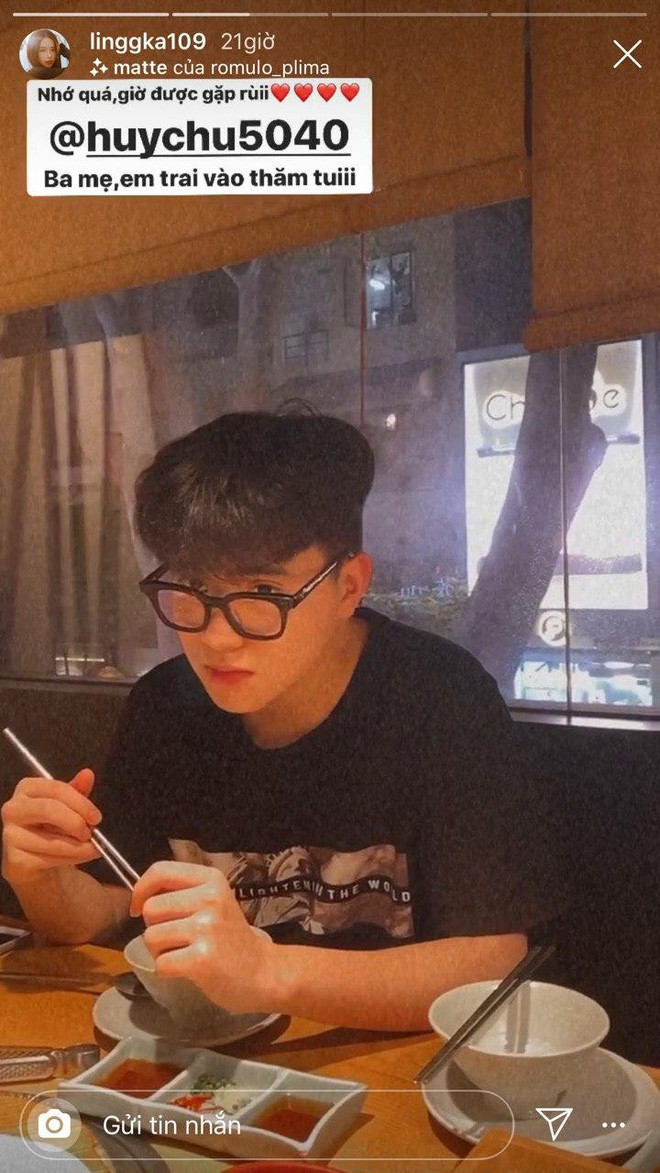 Thế nhưng, gây chú ý hơn cả lại là em trai Linh Ka, người xuất hiện trong story chớp nhoáng nhưng lại gây thương nhớ cực mạnh. Cậu chàng có ngoại hình nổi bật, đeo kính to bản và ăn mặc theo style như trai Hàn Quốc.