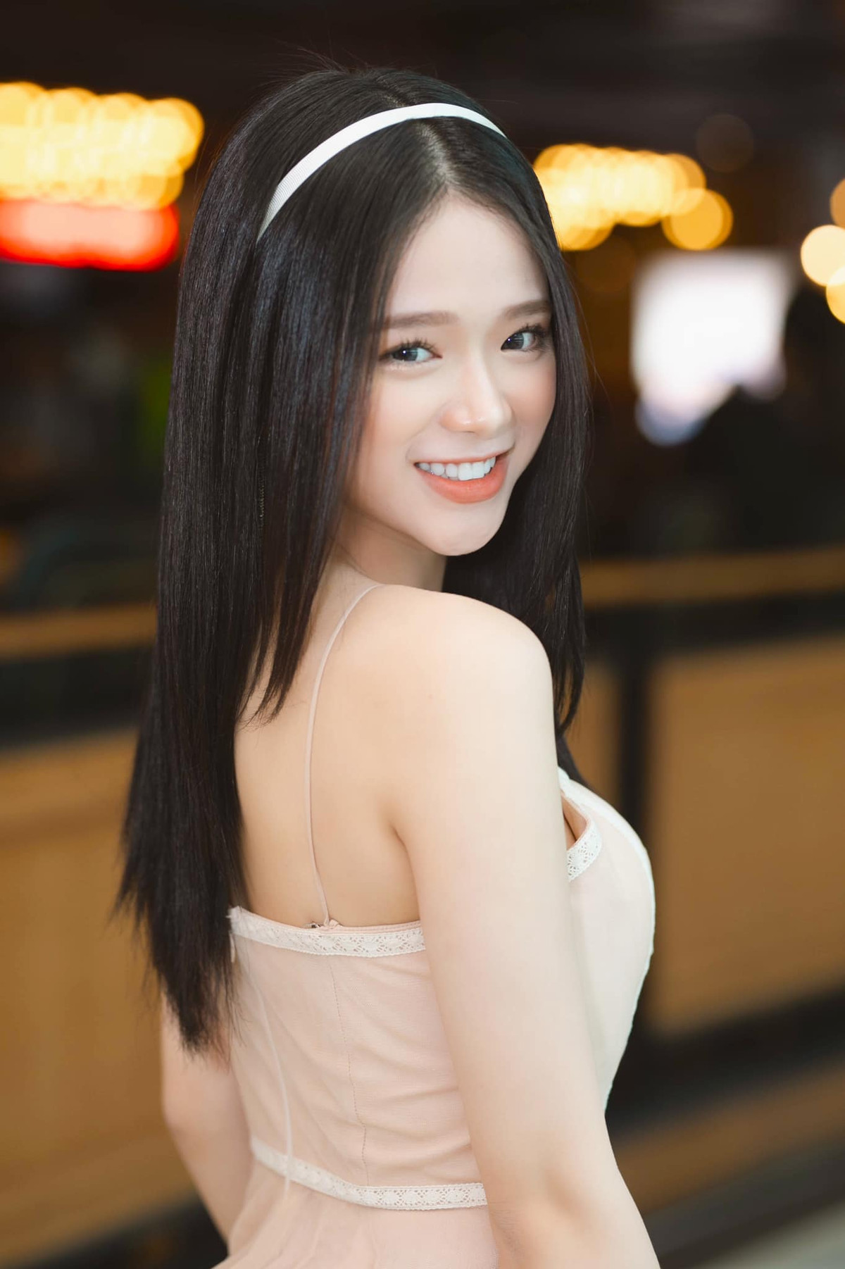 Linh Ka, tên thật là Chu Diệu Linh, sinh năm 2002 tại Hà Nội. Cô nàng được biết đến khi cover các ca khúc đình đám rồi đăng tải lên mạng xã hội.