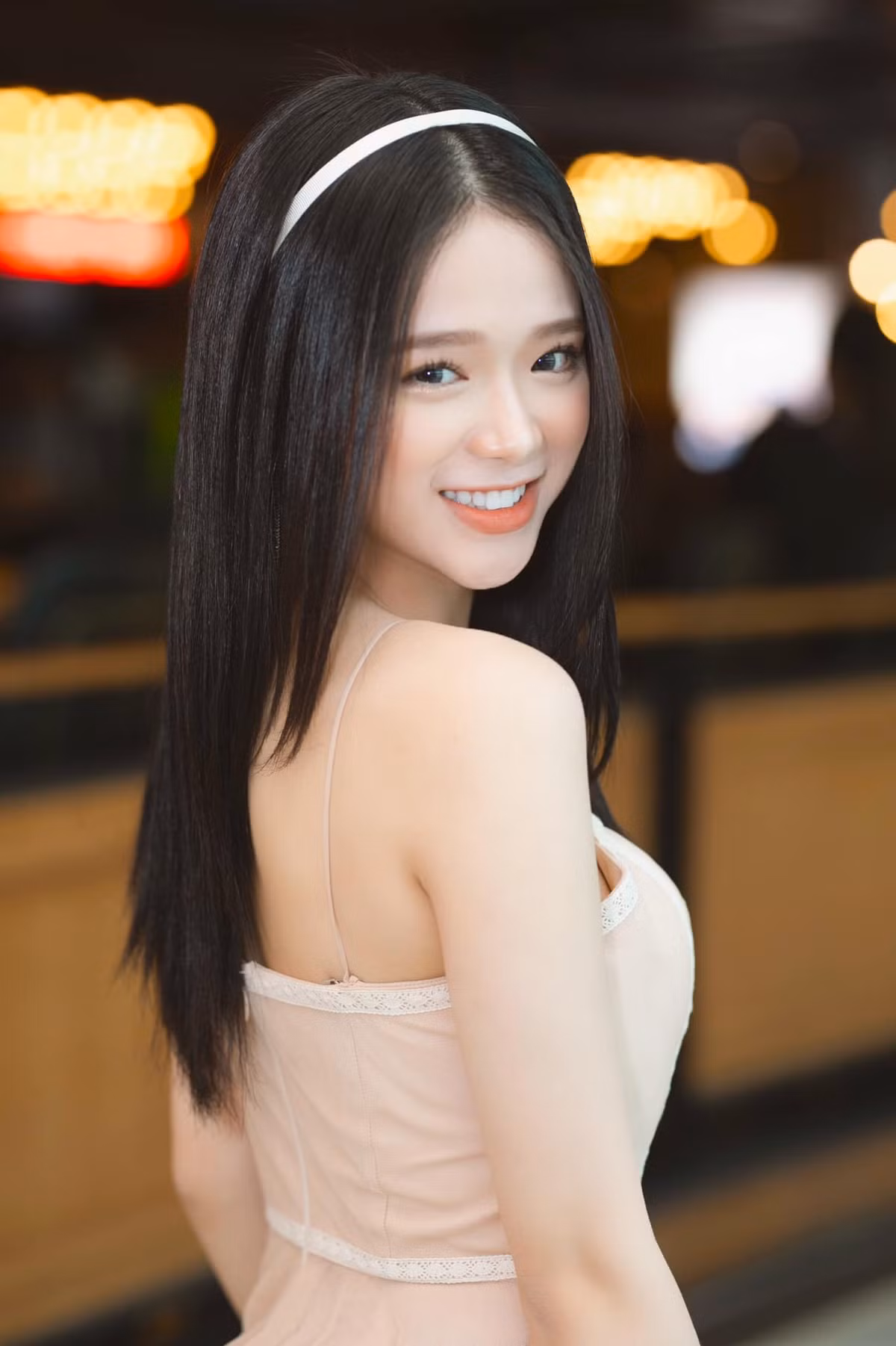 Linh Ka, tên thật là Chu Diệu Linh, sinh năm 2002 tại Hà Nội. Cô nàng được biết đến khi cover các ca khúc đình đám rồi đăng tải lên mạng xã hội.