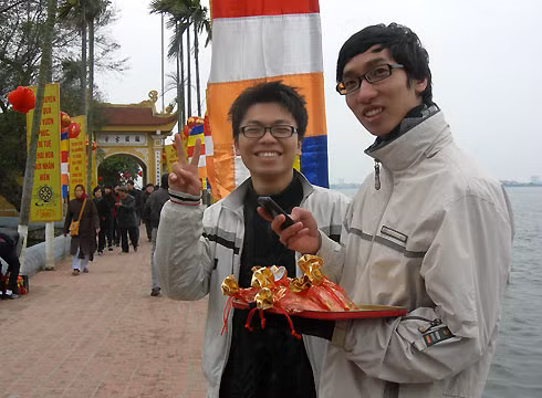 Người dân Việt Nam có tục mua muối và gạo vào dịp đầu năm để mong may mắn và bình an. Vậy nên rất nhiều bạn trẻ làm những túi muối và gạo rất đẹp để mang đi bán đêm giao thừa.