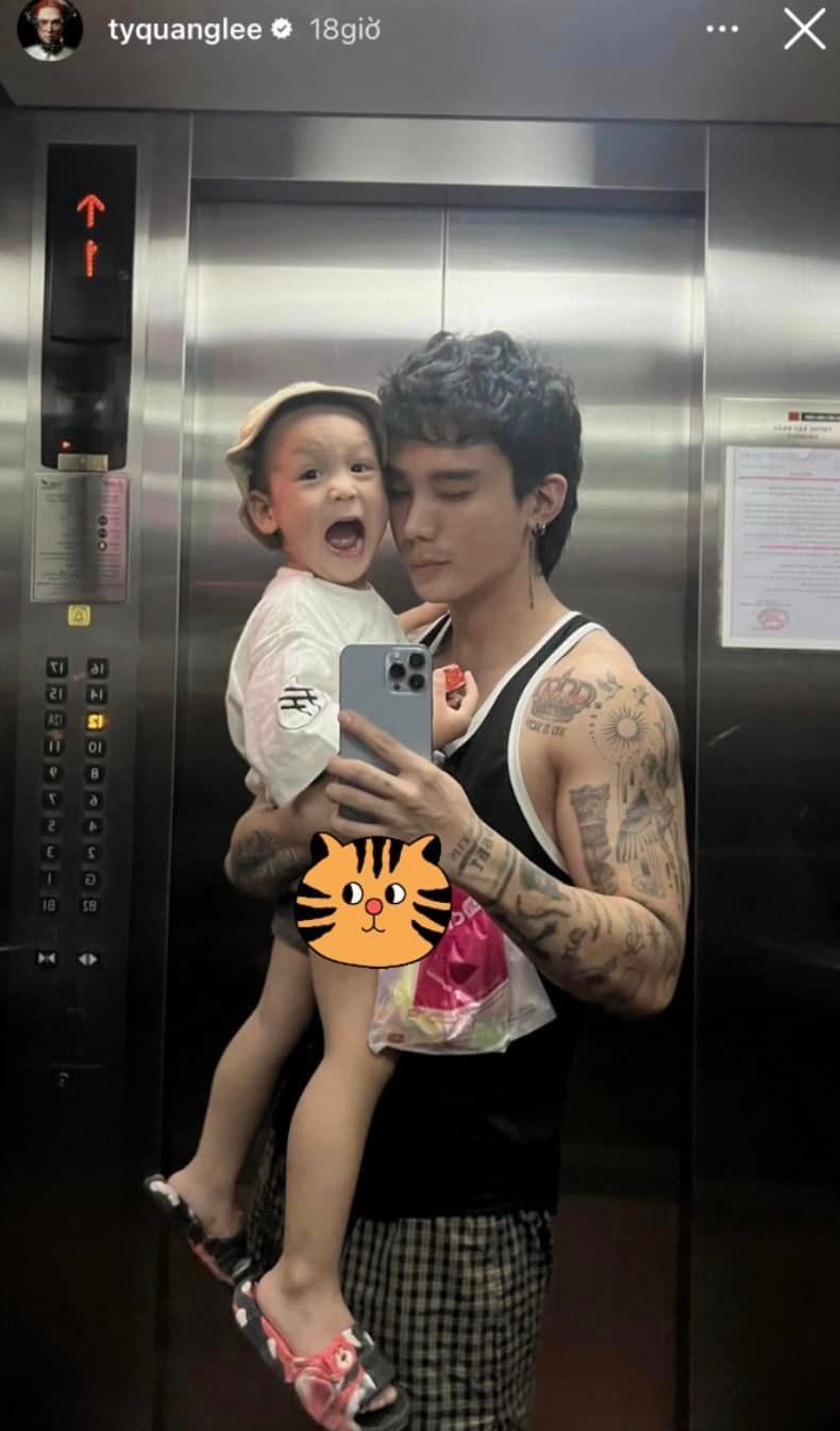 Trong lúc nhiều người lo lắng về tình trạng của bé Hy - con trai Decao và Lâm Minh thì mới đây Ty Quang Lê đăng tải hình ảnh bế bé Hy trên tay khiến neitzen yên tâm "thở phào". The đó, bé Hy tỏ ra vui vẻ và thân thiết với người chú.