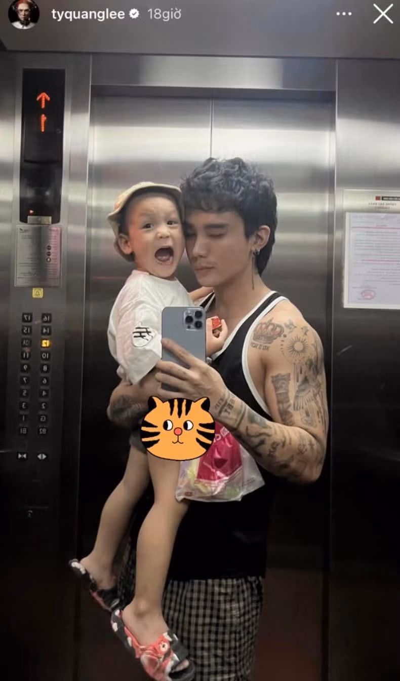 Trong lúc nhiều người lo lắng về tình trạng của bé Hy - con trai Decao và Lâm Minh thì mới đây Ty Quang Lê đăng tải hình ảnh bế bé Hy trên tay khiến neitzen yên tâm "thở phào". The đó, bé Hy tỏ ra vui vẻ và thân thiết với người chú.