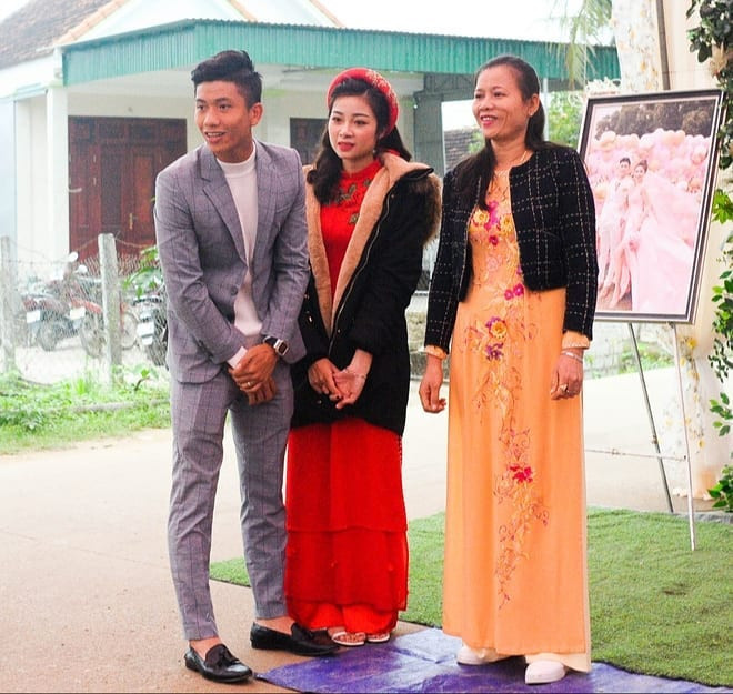 Tháng 12/2019, Phan Văn Đức làm lễ ăn hỏi với "hot girl mầm non" Võ Nhật Linh sau vỏn vẹn 5 tháng hẹn hò. Cặp đôi cho biết lễ cưới sẽ được tổ chức vào ngày mồng 6 Tết Âm lịch.